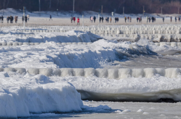 Kołobrzeg – zamarznięta plaża zimą