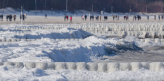 Kołobrzeg – zamarznięta plaża zimą