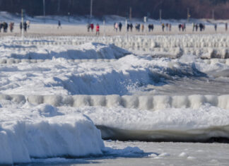 Kołobrzeg – zamarznięta plaża zimą