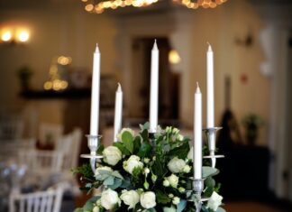 Srebrne świece – kiedy się sprawdzą i do czego pasują? srebrne świece