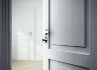 Jak zagwarantować prywatność w mieszkaniu? drzwi