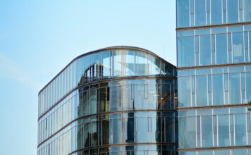 Szkło budowlane i szyby zespolone – nowoczesne rozwiązania dla architektury i budownictwa Budynki szklane