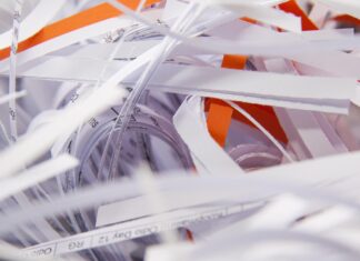 Niszczenie dokumentów po audycie, rekrutacji i zakończeniu współpracy – kiedy papier staje się ryzykiem? niszczenie dokumentów
